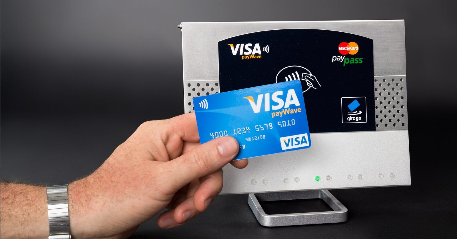 Visa payWave Karte und kontaktloser Terminal in Aachen, Deutschland. Kredit: AAW, Bigstockphoto.