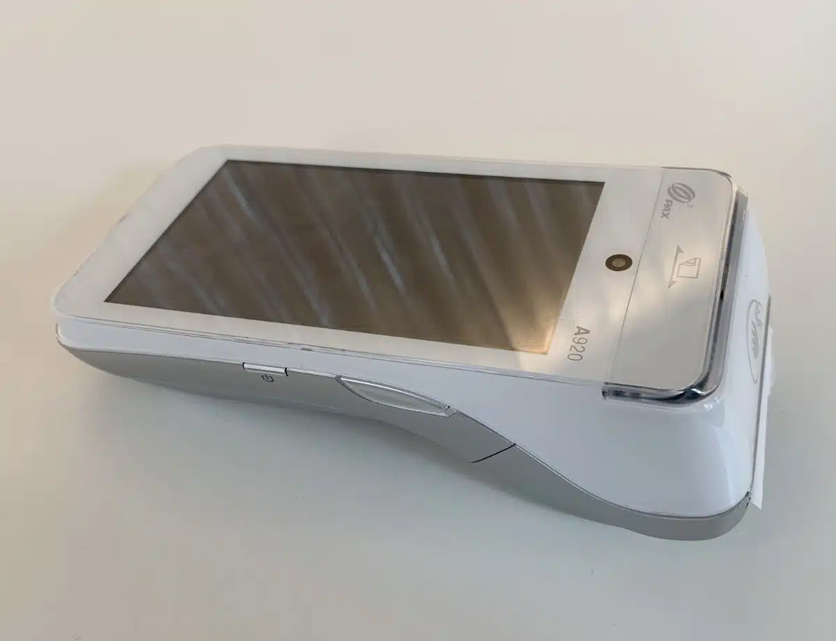 PAX A920 Kartenterminal auf unserem Tisch