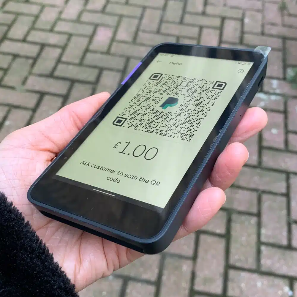 PayPal-Terminal mit einem angezeigten QR-Code PayPal-Terminal mit einem angezeigten QR-Code