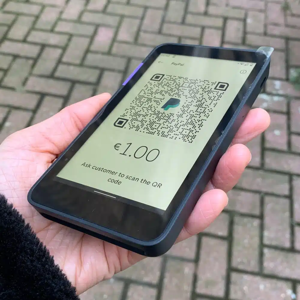 PayPal-Terminal mit einem angezeigten QR-Code